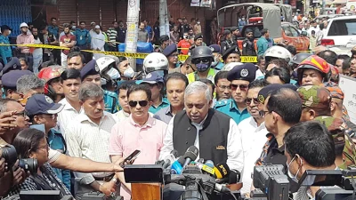 ঘটনাস্থান পরিদর্শন করেন স্বরাষ্ট্রমন্ত্রী। ছবি: ইত্তেফাক