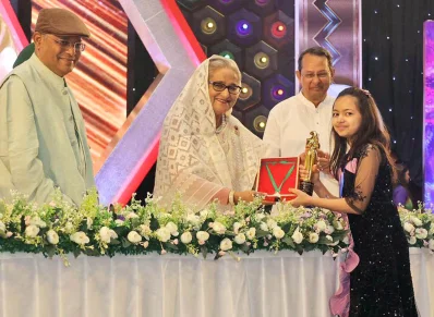 প্রধানমন্ত্রী শেখ হাসিনার হাত থেকে পুরস্কার গ্রহণ করেছেন আফিয়া তাবাসসুম। ছবি: ফোকাস বাংলা