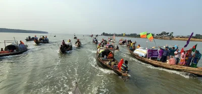 নারীদের ভিন্নধর্মী নৌকা র&zwj;্যালি। ছবি: ইত্তেফাক