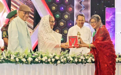 প্রধানমন্ত্রী শেখ হাসিনার হাত থেকে পুরস্কার গ্রহণ করেছেন শম্পা রেজা। ছবি: ফোকাস বাংলা