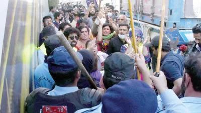 পাকিস্তানে নারী দিবসের মিছিলে লাঠিচার্জ