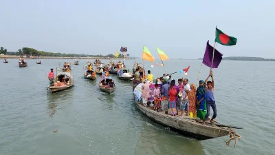 নারীদের ভিন্নধর্মী নৌকা র&zwj;্যালি। ছবি: ইত্তেফাক