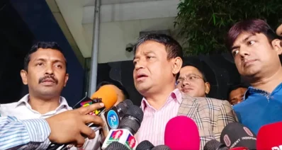 টাকা উদ্ধারের বিষয়ে সাংবাদিকদের সঙ্গে কথা বলছেন ঢাকা মহানগর পুলিশের অতিরিক্ত কমিশনার (গোয়েন্দা) মোহাম্মদ  হারুন অর রশিদ।