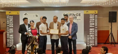 বিজয়ীদের হাতে পুরস্কার তুলে দিচ্ছেন সামিট গ্রুপের প্রতিষ্ঠাতা চেয়ারম্যান মুহাম্মদ আজিজ খান। ছবি: ইত্তেফাক