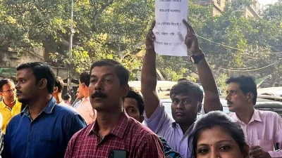 বালুরঘাটে জেলা আদালত চত্বরে কর্মীরা বকেয়া ডিএ এর দাবি করে বিক্ষোভ দেখান।