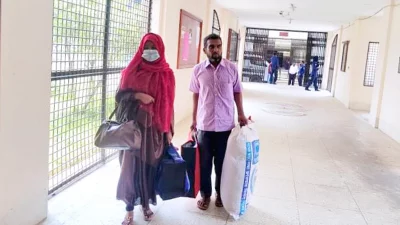 ক্যাম্পাসে ফিরেছেন সেই ফুলপরী। ছবি: ইত্তেফাক