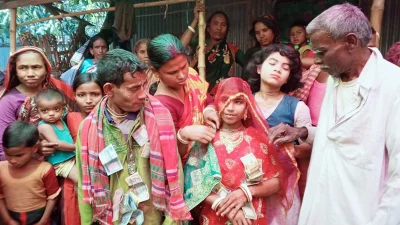 বিয়ের এই ব্যতিক্রমধর্মী আয়োজনে খুশি এলাকার সবাই।