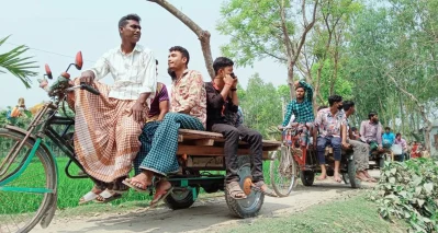 ১০টি ভ্যানগাড়ি ও একটি অটোরিকশা নিয়ে ঢাকঢোল পিটিয়ে বর-কনেকে নিয়ে আনন্দ র&zwj;্যালি।