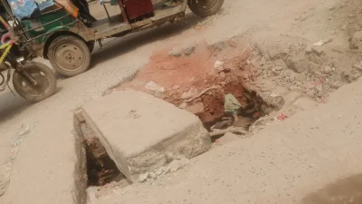 রাজধানীর উত্তরখান ও দক্ষিণখান এলাকায় সড়কে সড়কে গর্ত। ছবি: ইত্তেফাক 