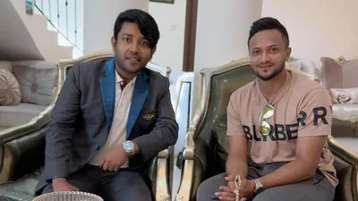 দুবাইয়ে স্বর্ণ ব্যবসায়ী আরাভ খানের সঙ্গে সাকিব আল হাসান।