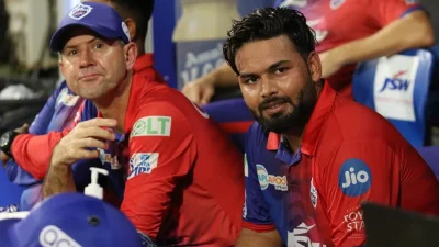 দিল্লির প্রধান কোচ রিকি পন্টিং ও ঋষভ পান্থ। 