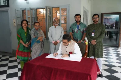 পরিদর্শন বইয়ে সাক্ষর করছেন প্রণয় ভার্মা।
