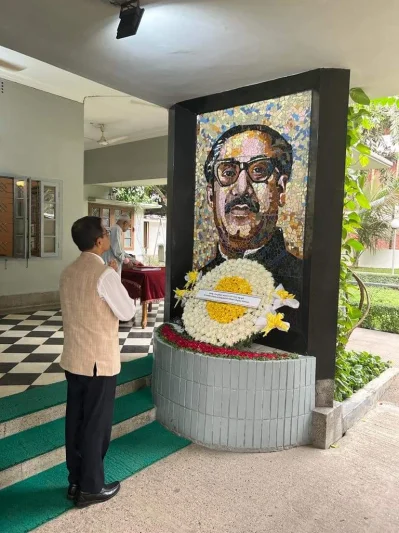 বঙ্গবন্ধুর প্রতি শ্রদ্ধা নিবেদন করছেন প্রণয় ভার্মা।