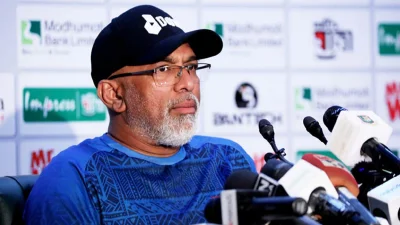 বাংলাদেশে দলের প্রধান কোচ চন্ডিকা হাথুরুসিংহে।  