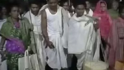 সোশ্যাল মিডিয়ায় ভাইরাল হওয়া ভিডিওতে বর ও তার পরিবারের সদস্যদের রাতের অন্ধকারে হাঁটতে দেখা যায়।