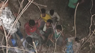 পুলিশের টিম জাহাজপুরা পাহাড়ে ভেতর অভিযান চালিয়ে অপহৃতদের উদ্ধার করে। ছবি: ইত্তেফাক