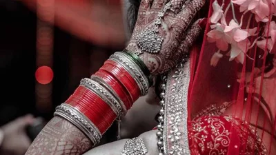 মণ্ডপে একা বসেছিলেন কনে।
