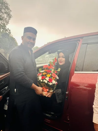 বিমানবন্দরে স্বামীকে স্বাগত জানান মাহিয়া মাহি। ছবি: সংগৃহীত