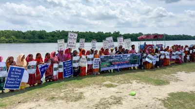 বনজীবীদের অংশগ্রহণে মানববন্ধন।ছবি: ইত্তেফাক