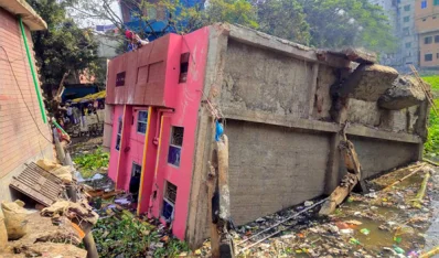 রাজধানীর কেরানীগঞ্জে হেলে পড়া একটি ভবন। ছবি: সংগৃহীত