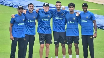 মুস্তাফিজ, তাসকিন, শরিফুল, হাসান মাহমুদ এবাদতের সঙ্গে অ্যালান ডোনাল্ড। 