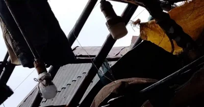 শ্যামনগরে টর্নেডোর আঘাতে ক্ষতিগ্রস্ত ঘরবাড়ি। ছবি: ইত্তেফাক