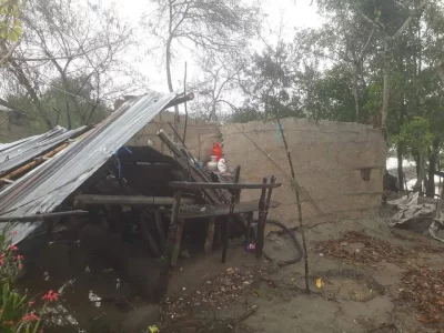 শ্যামনগরে টর্নেডোর আঘাতে ক্ষতিগ্রস্ত ঘরবাড়ি। ছবি: ইত্তেফাক