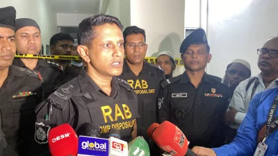প্রেস ব্রিফিংয়ে করছেন র‌্যাবের বোম ডিসপোজাল ইউনিটের সহকারী পরিচালক মেজর মো. মশিউর রহমান 