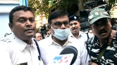 মঙ্গলবার কলকাতার ব্যাংকশাল কোর্টে প্রাথমিক শিক্ষা পর্ষদের সভাপতি মানিক ভট্টাচার্য,তার স্ত্রী ও ছেলেকে পেশ করা হয়েছিল। 