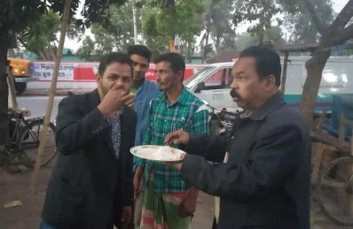 আওয়ামী লীগ নেতা হারুন অর রশিদ প্রধান গ্রেপ্তারের পর এলাকায় মিষ্টিমুখ। ছবি: ইত্তেফাক