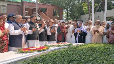 শহীদের রুহের মাগফেরাত কামনায় দোয়া ও মোনাজাতে অংশ নেন নেতারা। ছবি: ইত্তেফাক