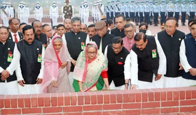 সাভার জাতীয় স্মৃতিসৌধে কেন্দ্রীয় নেতাদের সঙ্গে নিয়ে জাতীয় স্মৃতিসৌধে ফুল দিয়ে শ্রদ্ধা জানান প্রধানমন্ত্রী শেখ হাসিনা।