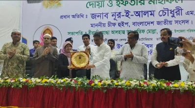 জেলা প্রশাসককে ক্রেস্ট দিয়ে সম্মাননা জানান চীফ হুইপ নূর-ই-আলম চৌধুরী লিটন।