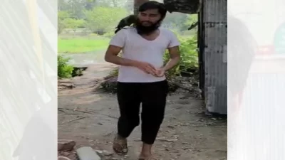 বছর খানেক আগে আহত কাক পাখিকে বাসায় নিয়ে আসেন তারেক। ছবি: ইত্তেফাক
