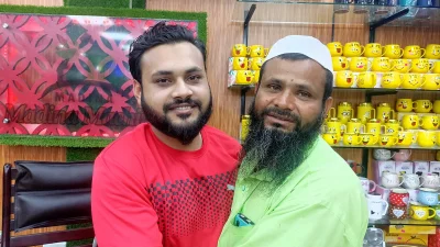 তফিজুলকে অটোরিকশা কিনে দেবেন স্থানীয় ব্যবসায়ী সৌরভ।