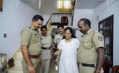 যেসব বয়োবৃদ্ধরা একা থাকেন তাদের সাথে পুলিশ দেখা করে এবং তাদের জরুরী অ্যালার্মের ব্যবস্থা করে দেয়।