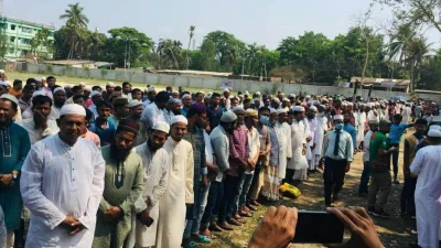 চকরিয়া সরকারি উচ্চ বিদ্যালয় মাঠে তিন জনের জানাজায় এলাকাবাসী। ছবি: ইত্তেফাক 