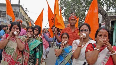 আবার রাজ্যের ক্ষমতাসীন তৃণমূল কংগ্রেসও রামনবমী পালন করছে বৃহস্পতিবার থেকেই।