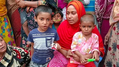 নিহত রুহুল আমিনের পরিবার। ছবি: ইত্তেফাক 