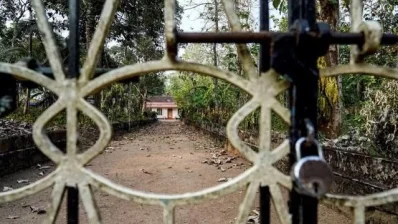 প্রায় ১৫% বাড়ি তালাবদ্ধ রয়েছে কারণ সেখানকার বাসিন্দারা অন্যত্র পাড়ি দিয়েছে বা তাদের সন্তানদের সাথে বিদেশে অবস্থান করছে