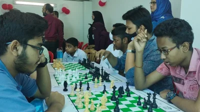 দাবা খেলায় প্রতিযোগিরা।ছবি: ইত্তেফাক