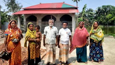বহরপুর আশ্রায়ন প্রকল্পে মন্দিরের সামনে সুবিধাভোগী হিন্দু সম্প্রদায়ের লোকজন। ছবি: ইত্তেফাক 
