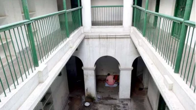বাড়িটি ভারতের বারাণসীতে অবস্থিত।
