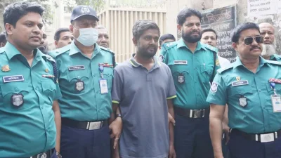 গত বৃহস্পতিবার দুপুরে শামসুজ্জামানকে আদালতে নেওয়া হয়। ছবি: সংগৃহীত