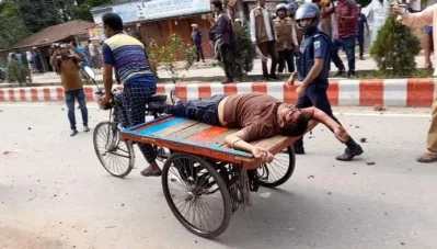 নাটোরে আওয়ামী লীগ-বিএনপি সংঘর্ষে আহত নেতাকে হাসপাতালে নেওয়া হচ্ছে। ছবি: ইত্তেফাক