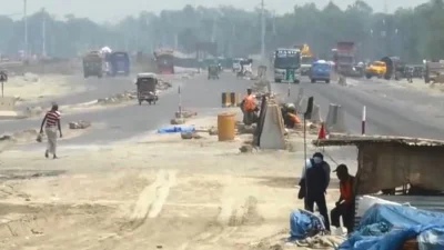 মহাসড়কে ঝুঁকিপূর্ণ স্থানে শ্রমিকরা কাজ করছে। ছবি: ইত্তেফাক