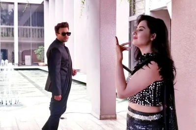 &lsquo;লিডার আমিই বাংলাদেশ&rsquo; সিনেমার গানের একটি দৃশ্য। ছবি: সংগৃহীত
