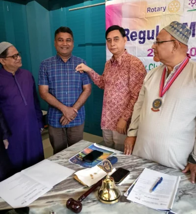লেখক-সাংবাদিক শওকত বাঙালিকে রোটারী পিন পরিয়ে দেয়া হচ্ছে