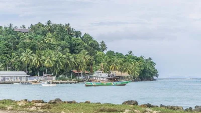 পূর্ব সেপিক প্রদেশের রাজধানী ওয়েওয়াক থেকে ৯৬ কিলোমিটার দক্ষিণ-পশ্চিমে চাম্বরি লেক