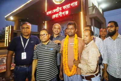 কারামুক্ত হওয়ার পর সাংবাদিক শামসুজ্জামান। ছবি: আব্দুল গনি
